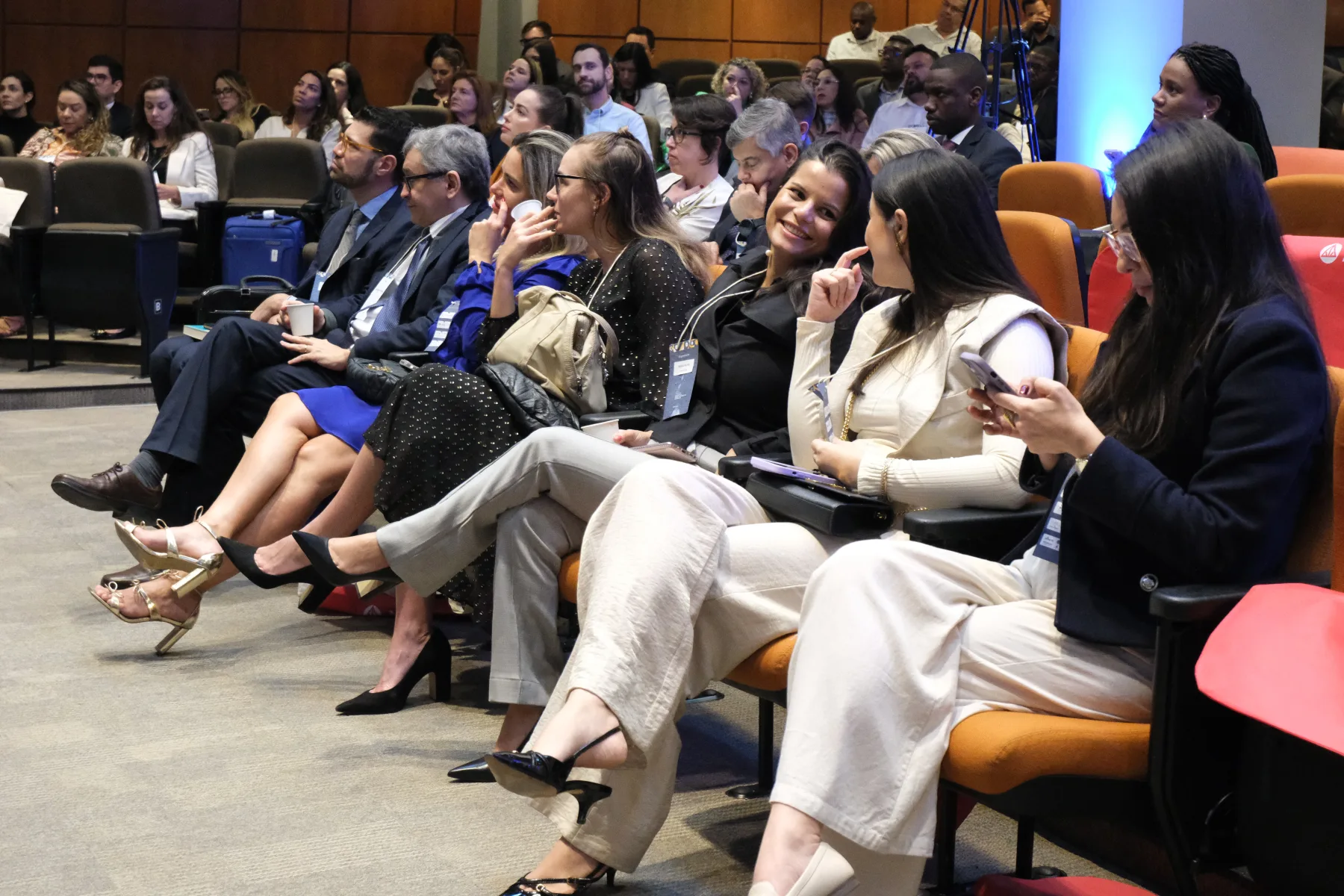 Participantes conversando durante o congresso em ambiente institucional.